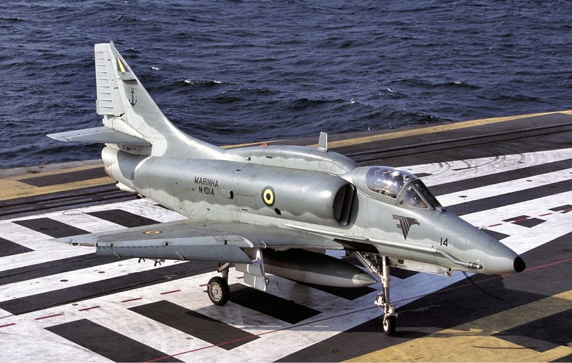 Brazilian_Navy_McDonnell_Douglas_AF-1_Skyhawk_(A-4KU)_Schleiffert-1