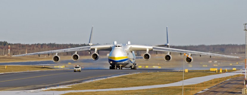Antonov_An-225_front_view