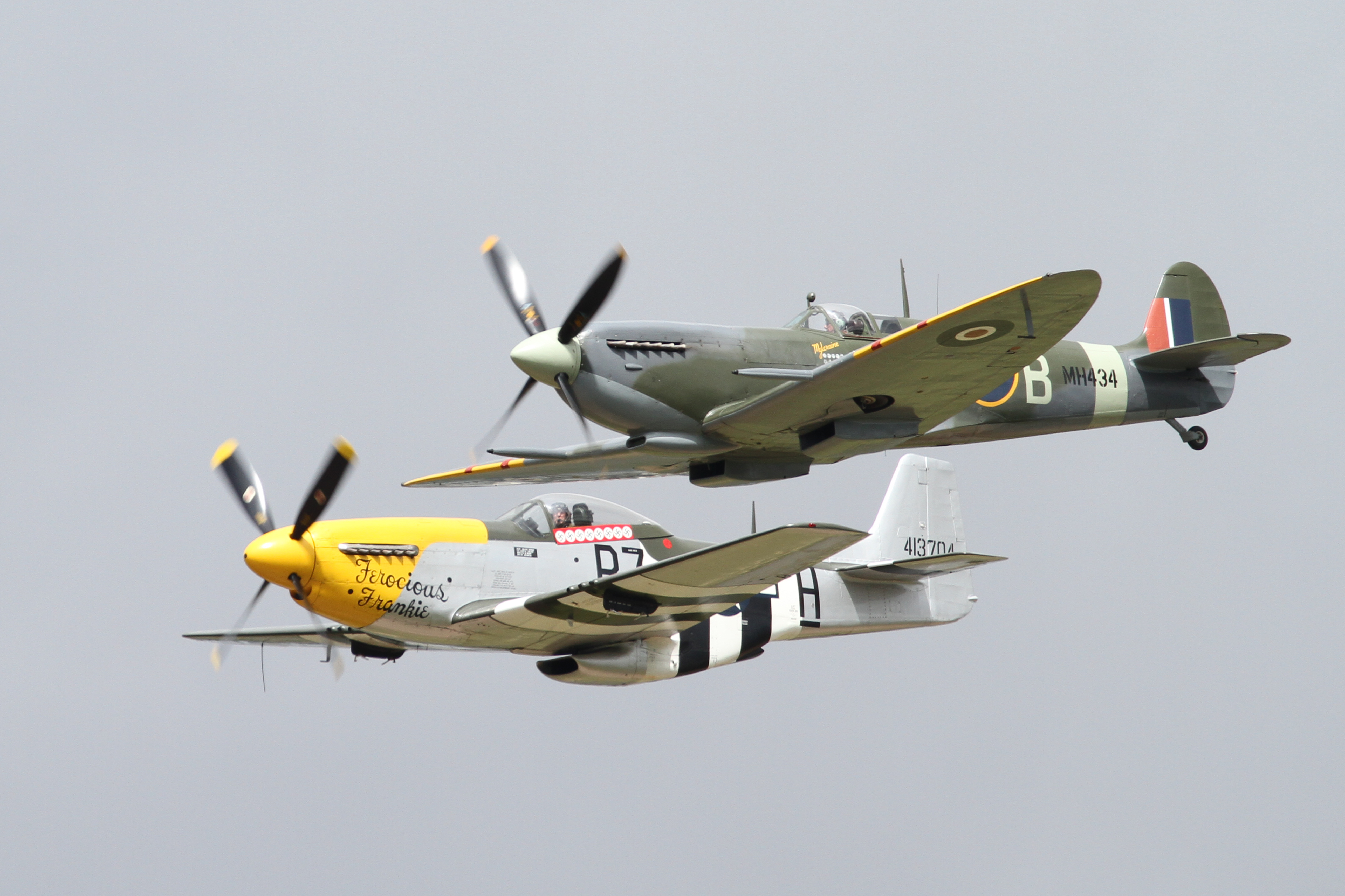 Supermarine_Spitfire_MkIIa_&amp;_North_American_P-51_Mustang_13_(5969192356)