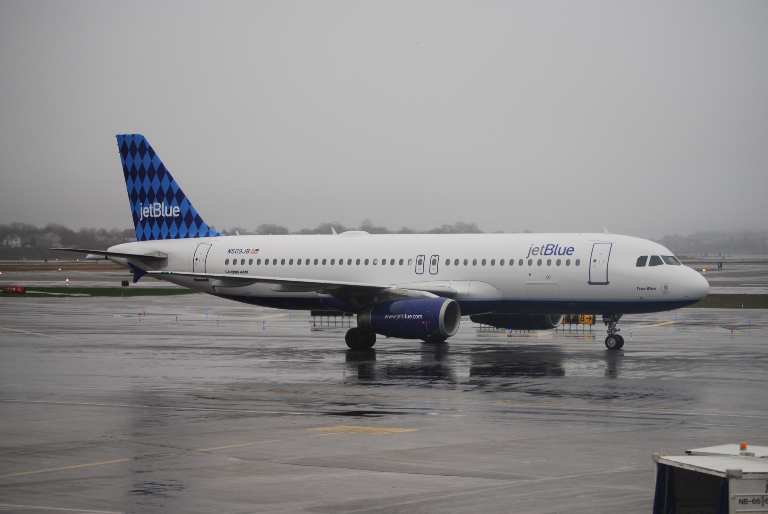 Jet_Blue_A320_in_the_rain_(4342582023)_(3).jpg
