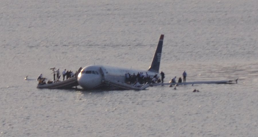 Plane_crash_into_Hudson_River_(crop).jpg