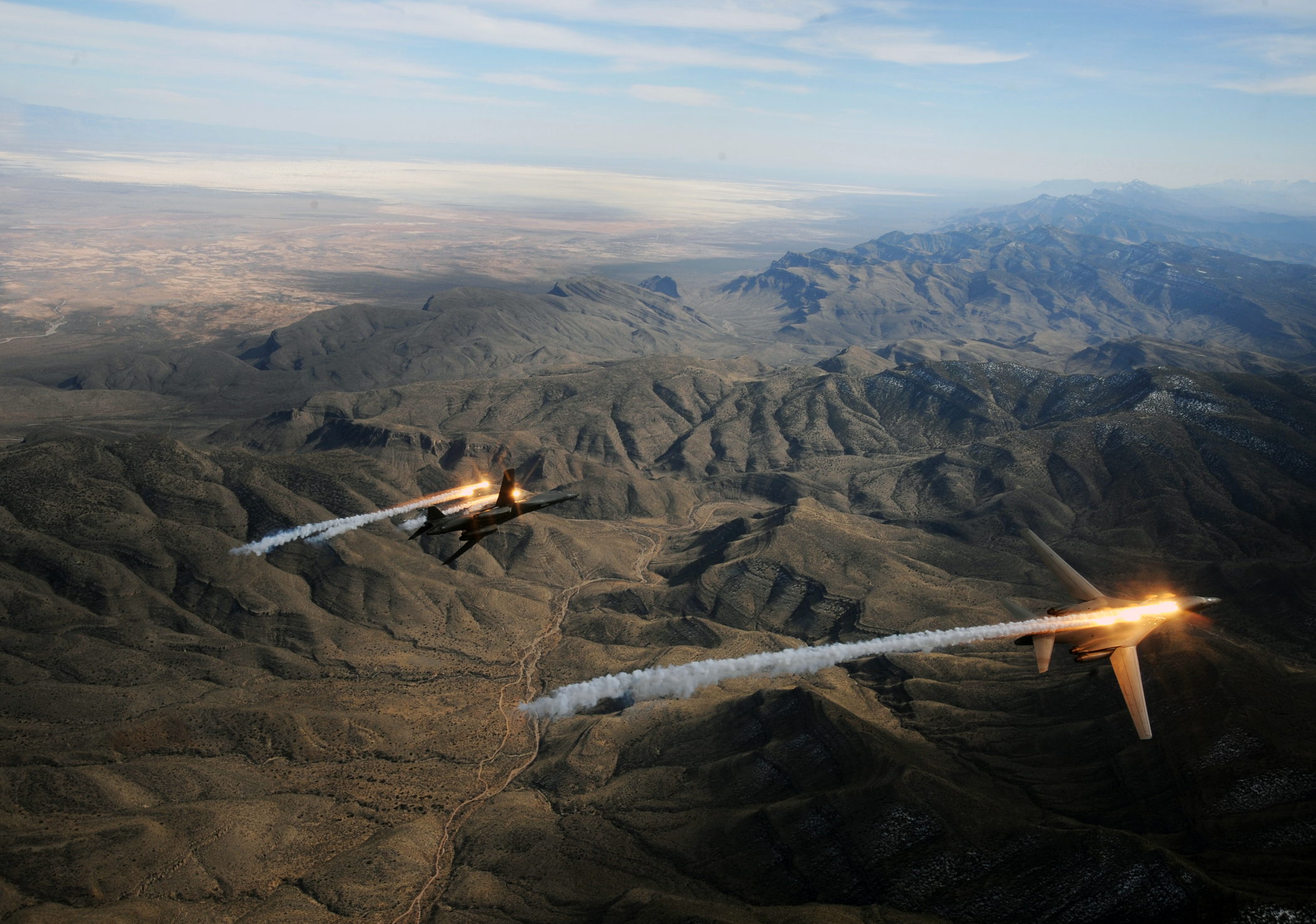 USAF_B-1_Lancers_deploying_countermeasures.jpg