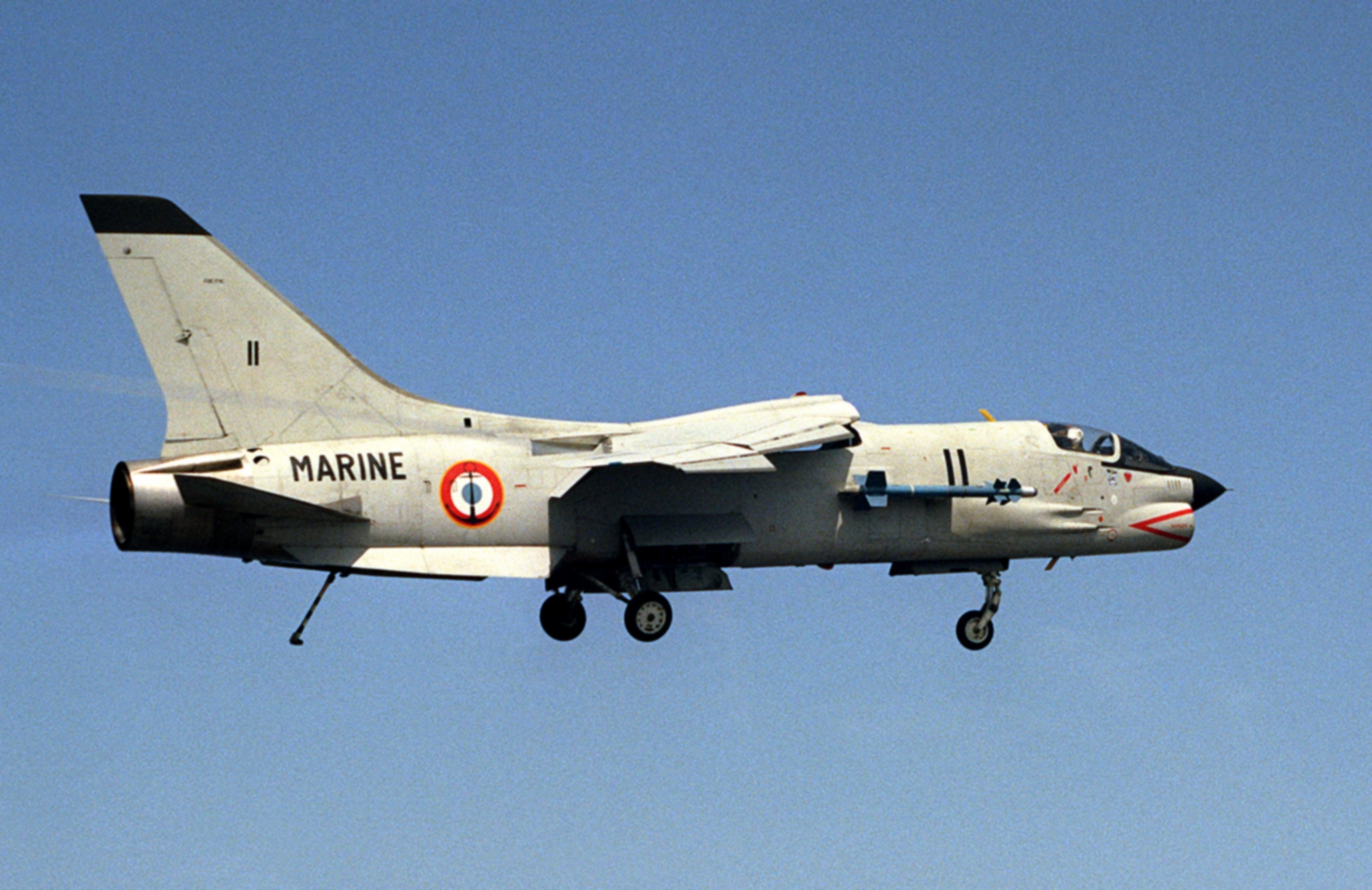 F-8E(FN)_Crusader_preparing_to_land_1983.jpg