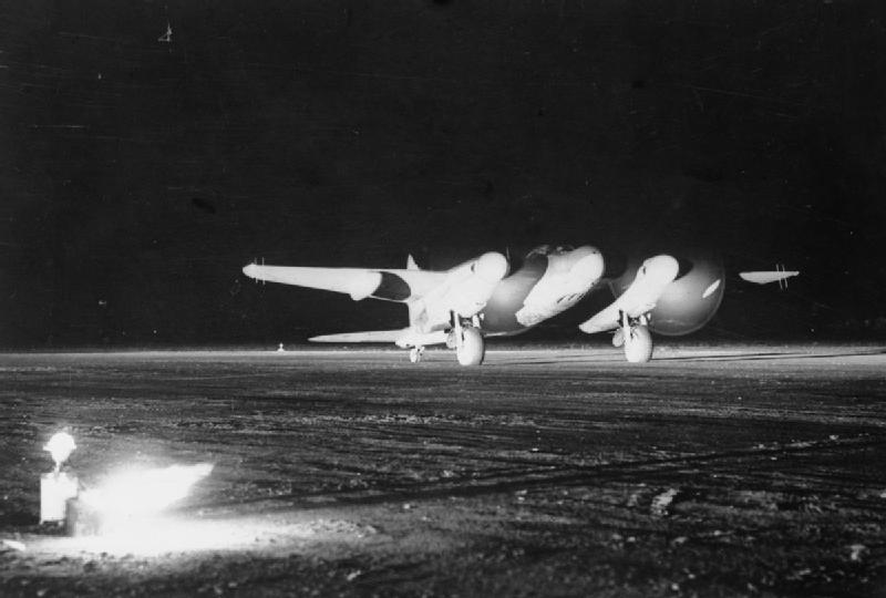 De_Havilland_Mosquitoat_night_takeoff.jpg