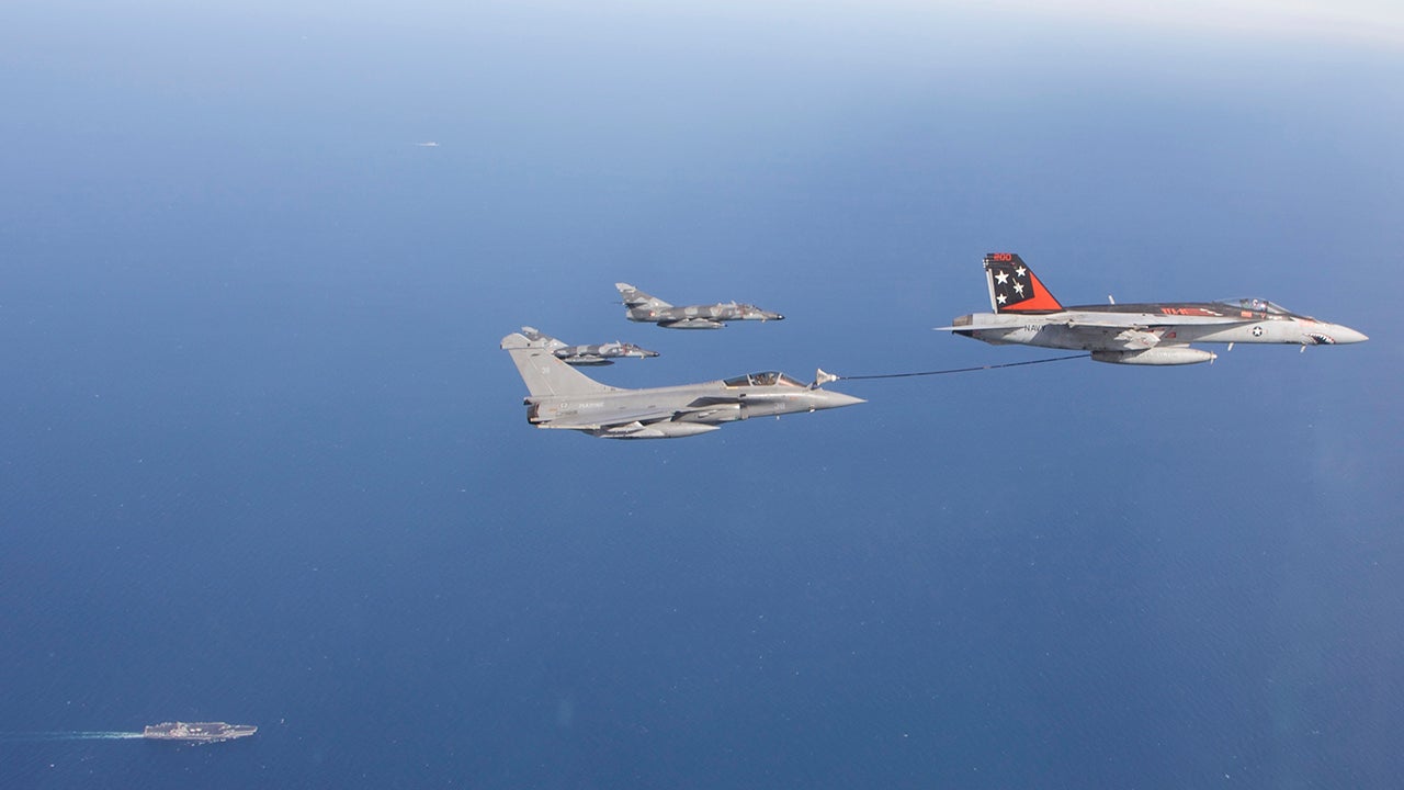 Rafale-refuels-from-Super-Hornet-hr.jpg