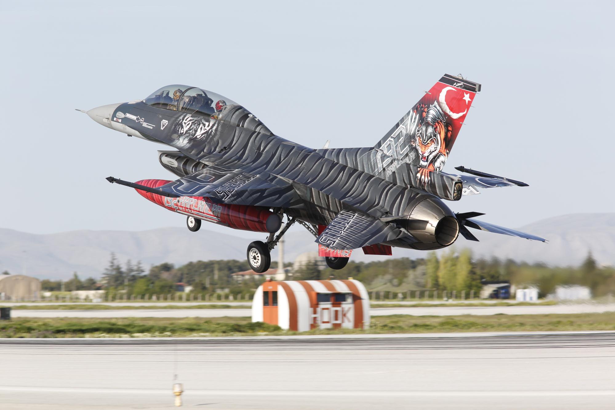 2_F-16C 192 Tigers sq.jpg