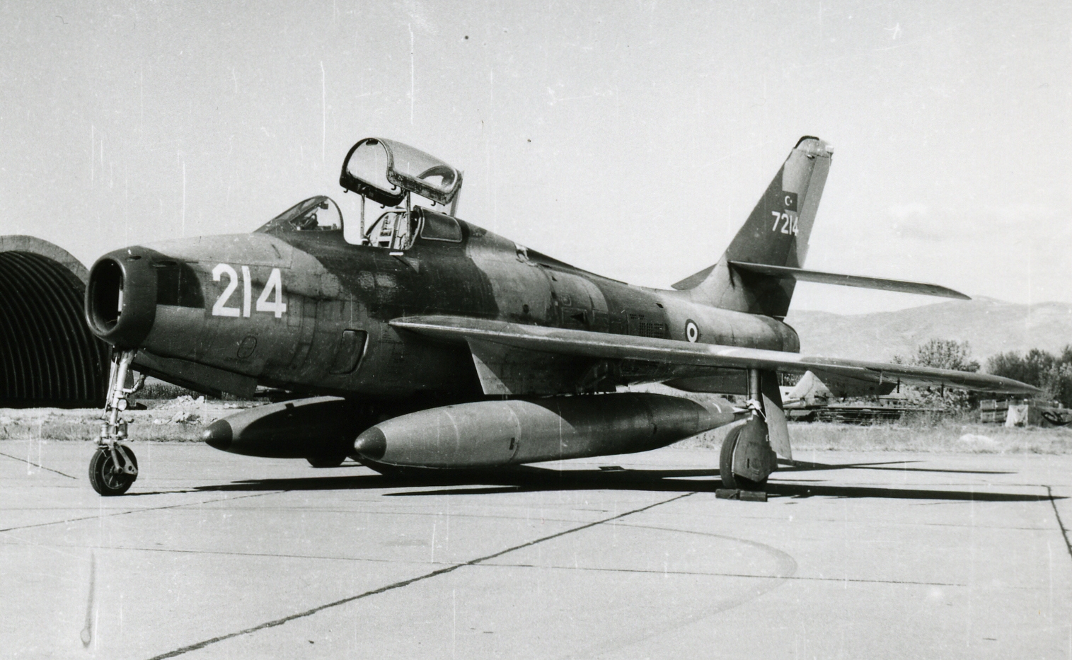 7_F-84Q.jpg