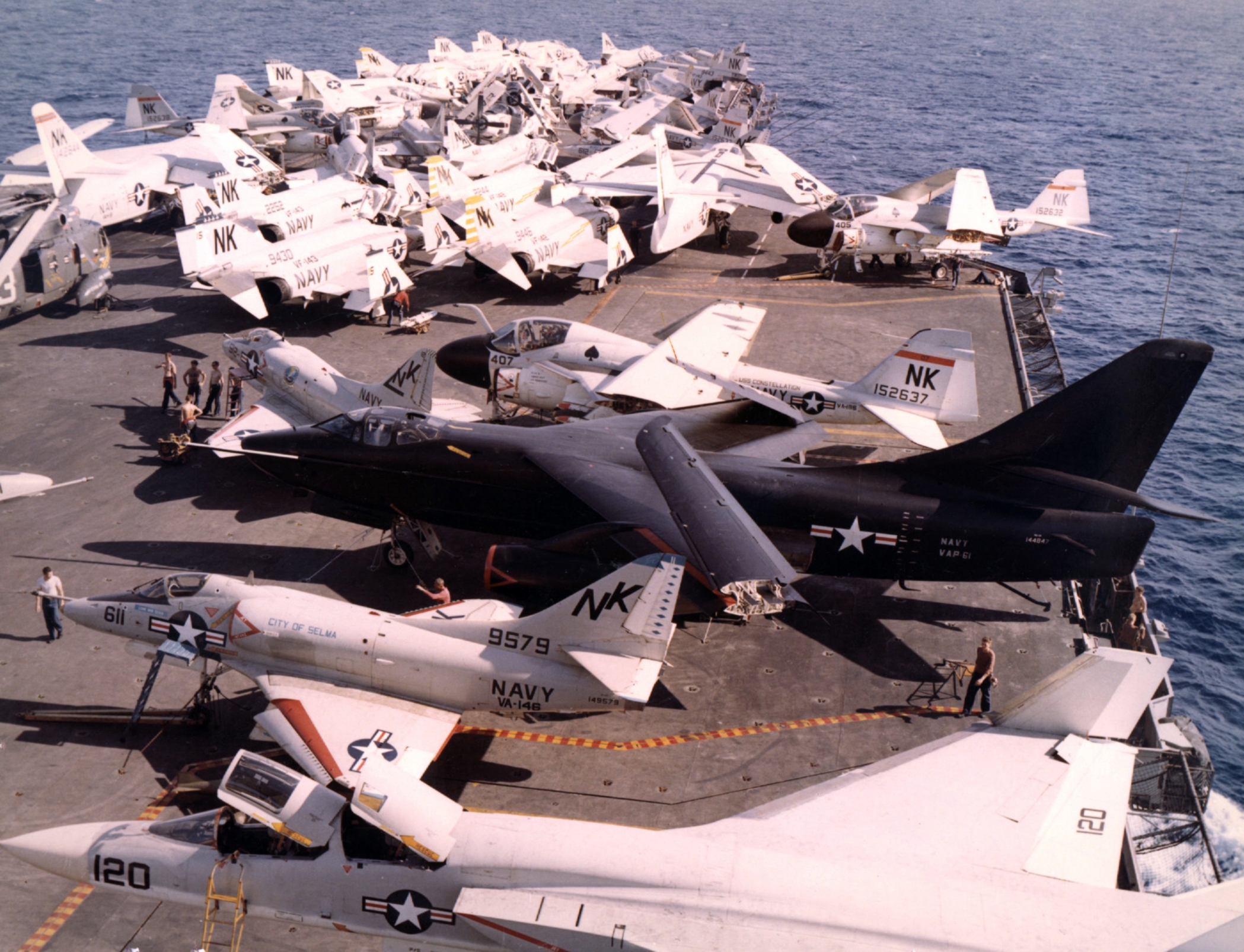 USS_Constellation_(CVA-64)_flight_deck_1967