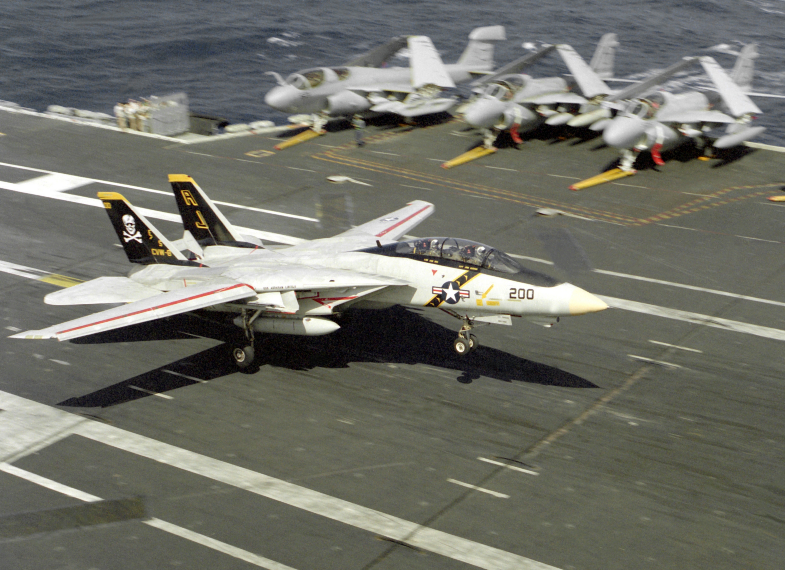F-14A_of_VF-84_landing_on_USS_Abraham_Lincoln_(CVN-72)_1990