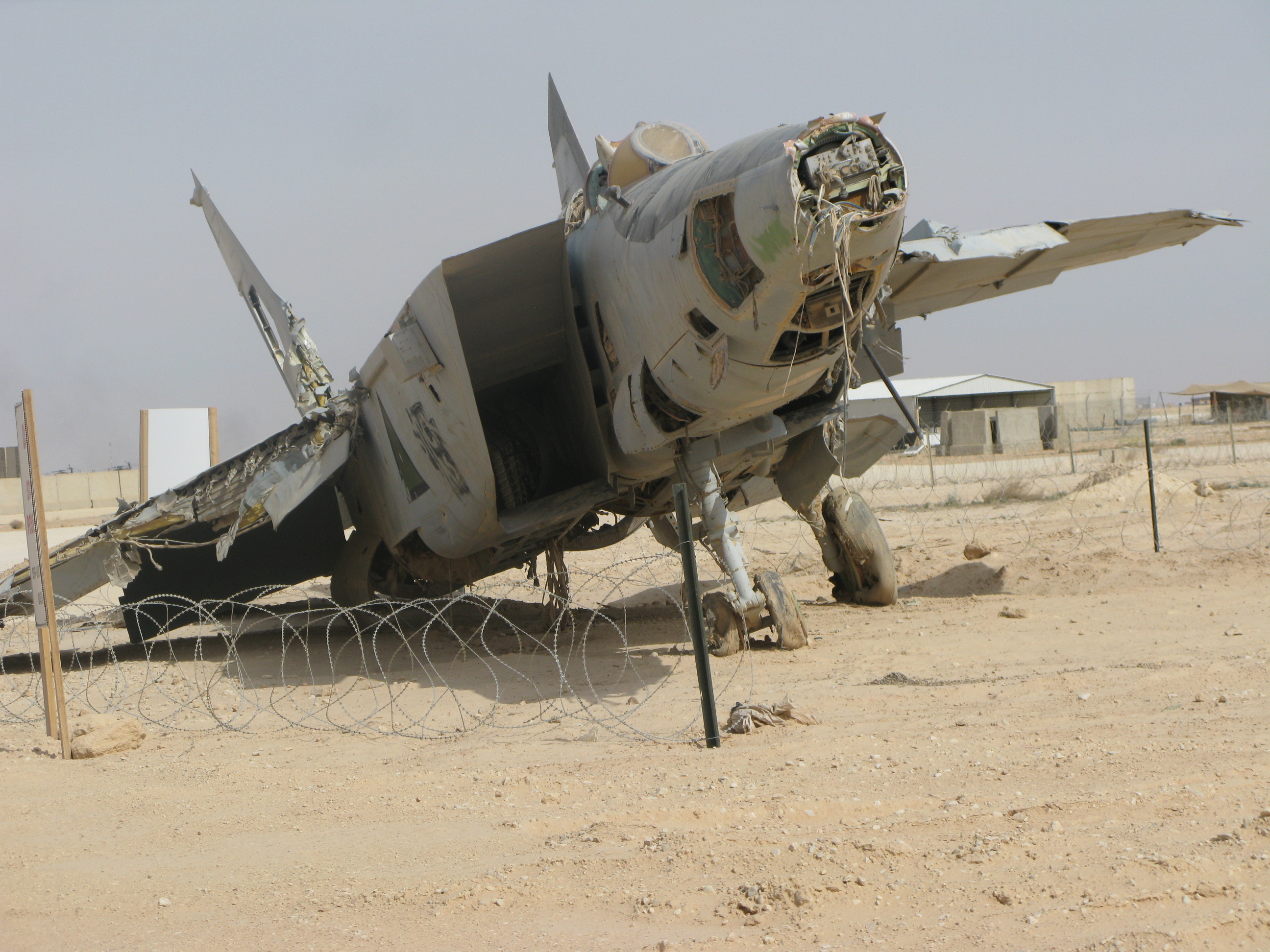 Wrecked_MiG-25_Al_Asad.jpg